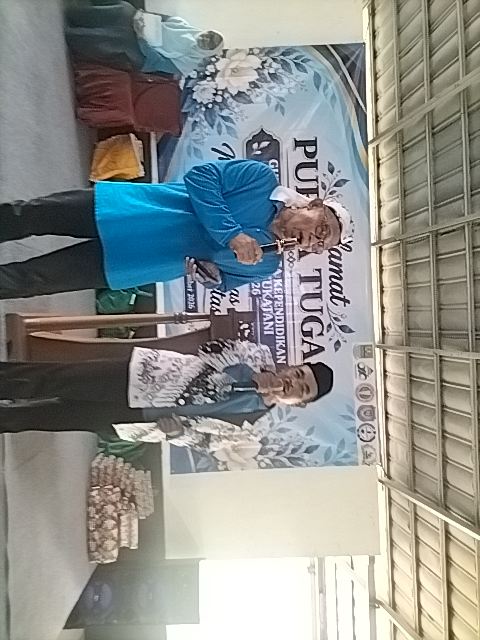 Nyanyi lagu kehilangan utk para purna oleh Kabid hukum PGRI Kab Bekasi
