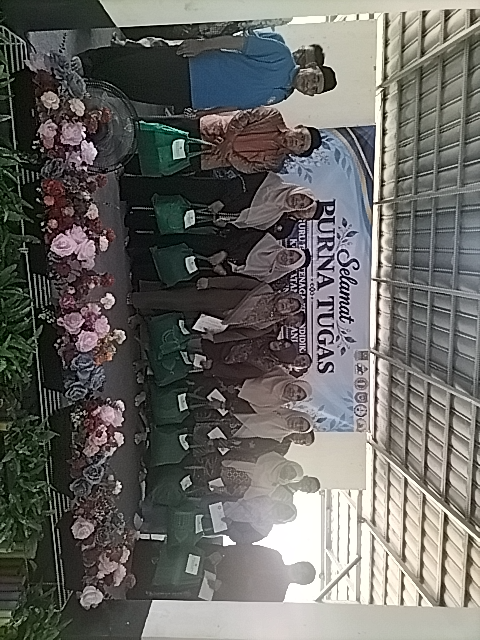 Pemberian cinderamata kepada para Purna Bhakti PGRI Sukatani